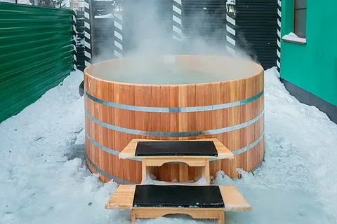 Стеклянная беседка открытая на улице